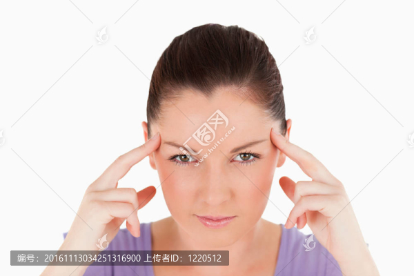一個美麗的女人站著頭痛的肖像