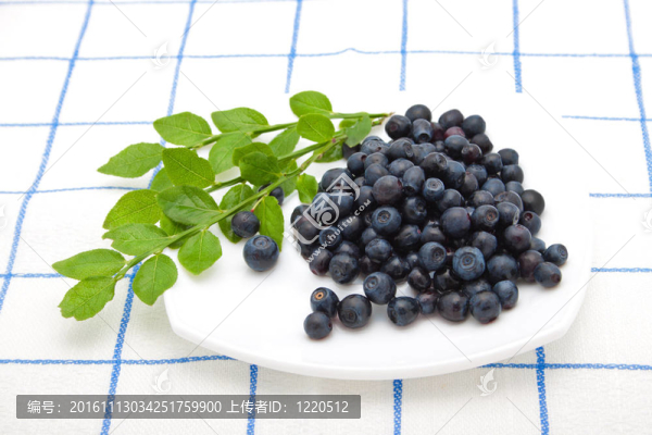 盤子上的藍莓