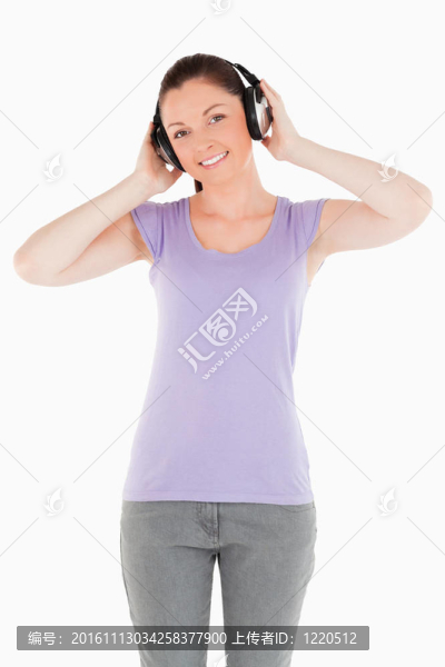 漂亮的女人站著耳機