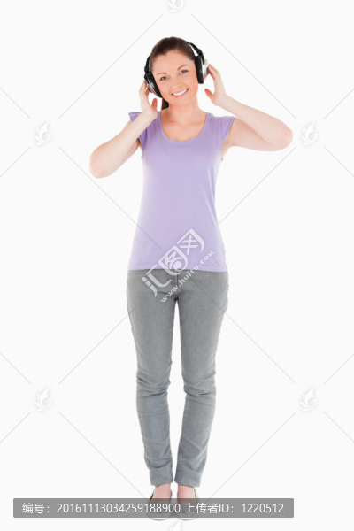 迷人的女人站著耳機(jī)