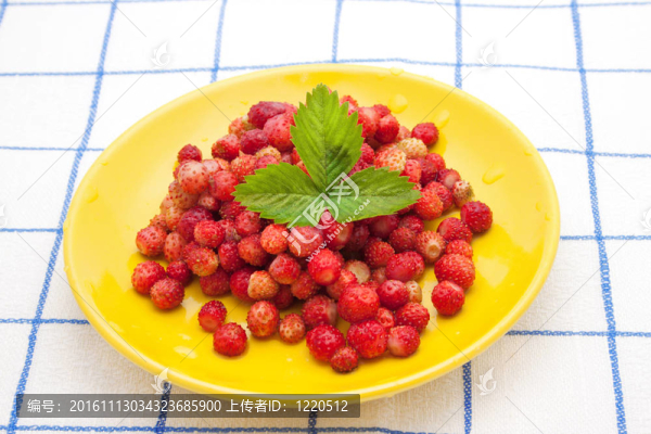 一個(gè)黃色的碟子上的草莓