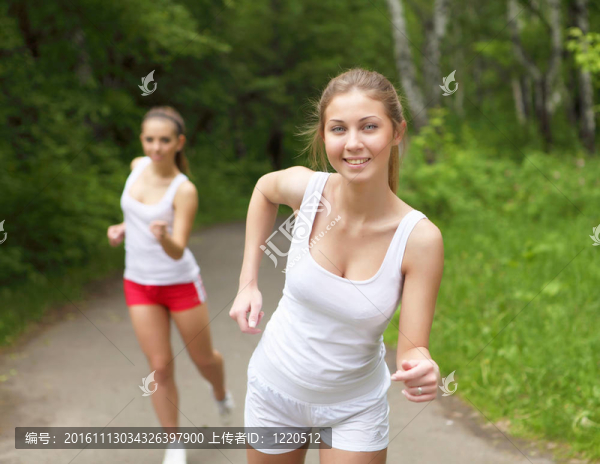 在戶外做運動的年輕女子