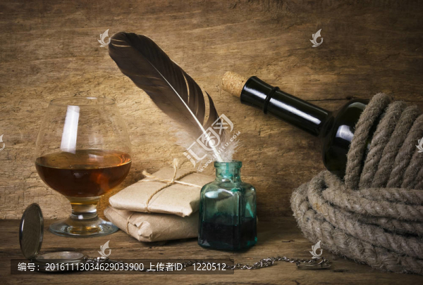 葡萄酒中的墨水瓶和玻璃套管