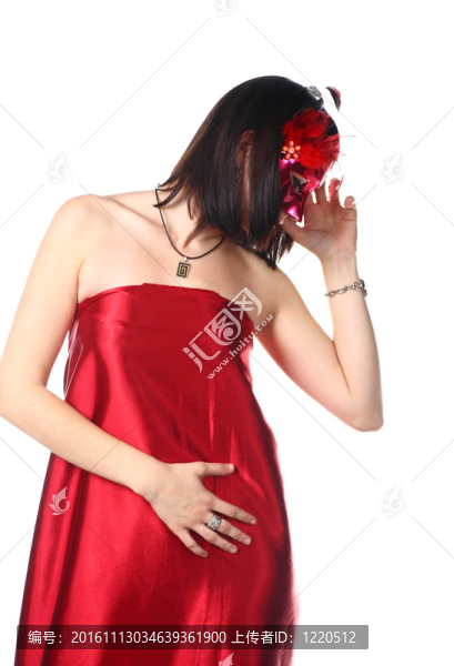 穿著紅色連衣裙和面具的女人