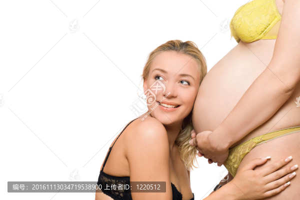 快樂(lè)的年輕女人和肚子里懷孕的女友