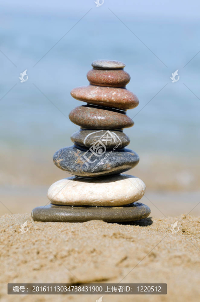 堆在海上的石頭