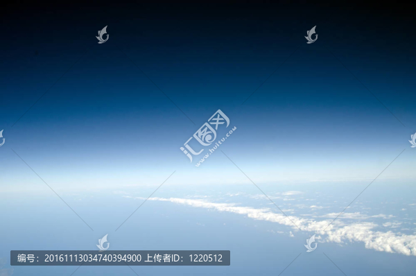 在上面的云層下面看地球