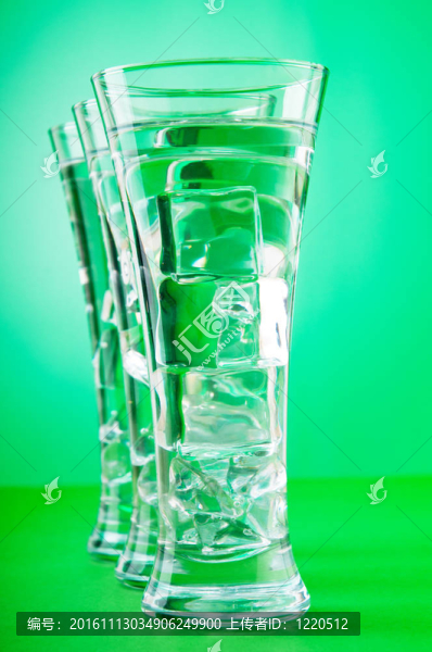 玻璃在梯度背景下的水