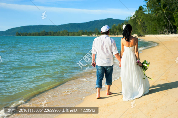 年輕人的肖像和美麗的海灘