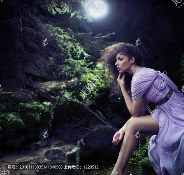 自然風(fēng)光中的可愛(ài)女人