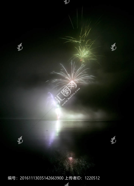 黑色天空背景下的彩色煙花