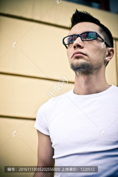 戴眼鏡的人的肖像