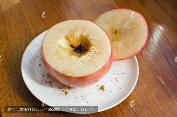 烤蘋(píng)果配紅糖和肉桂