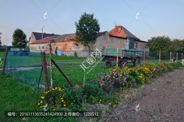 Flowers；柵欄；拖車和背景的老建筑