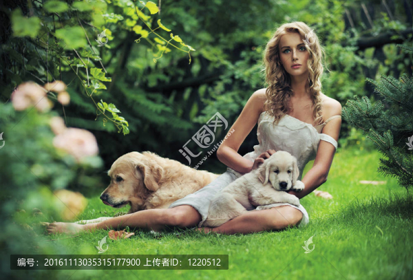 可愛的女人與狗在美麗的自然風光