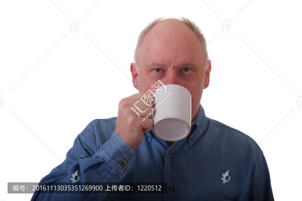 老禿頂男人穿藍襯衫喝咖啡