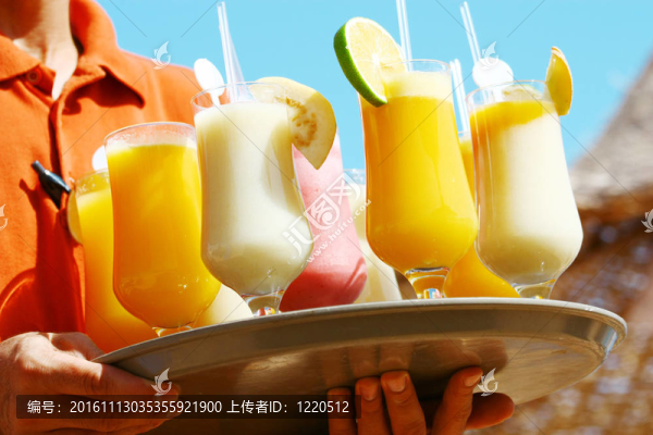 在海灘上的飲料-享受