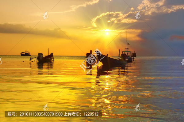 在熱帶海灘金色的夕陽和長尾船。泰國濤島。