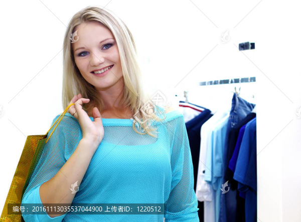 在一家商店買衣服的女人