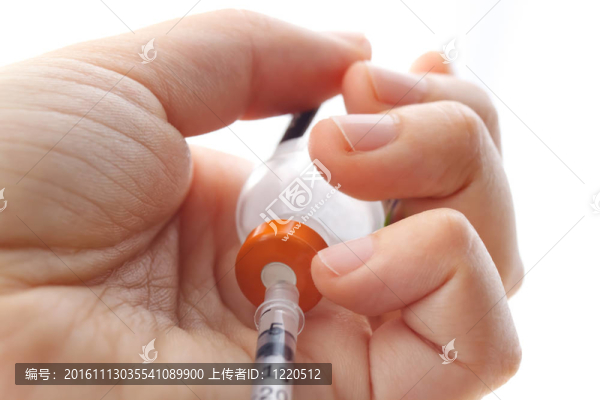 手持注射器和玻璃瓶