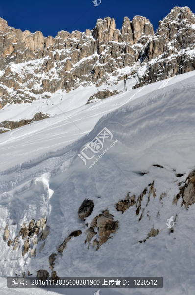 玫瑰園，雪和巖石
