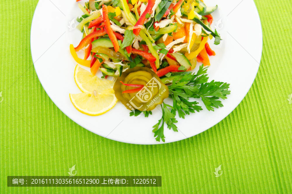 盤子里的美味沙拉