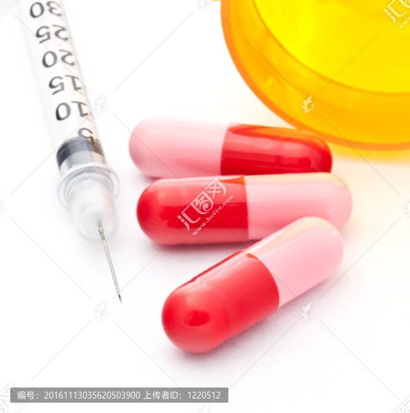 注射器和三個紅色膠囊