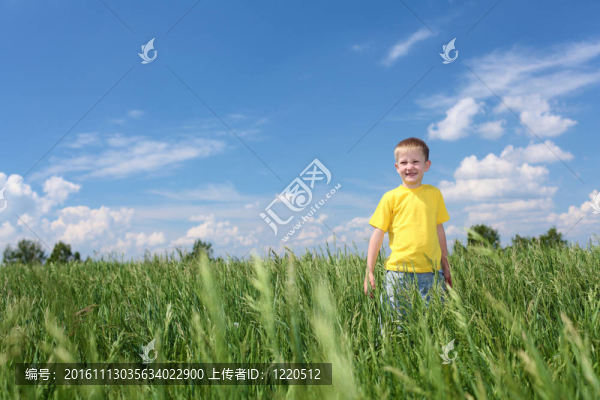 小男孩在戶外