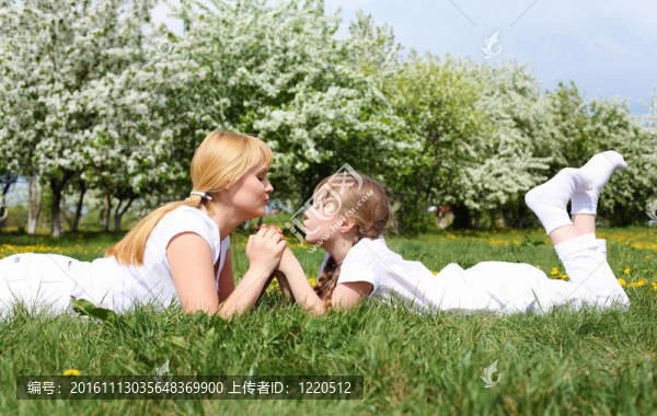 帶媽媽的女孩在春天公園