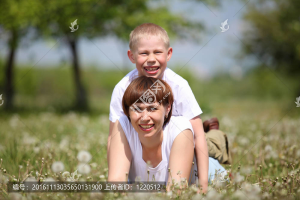 年輕的母親和她的小兒子