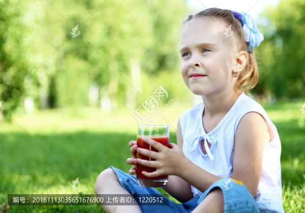 在公園里的一個(gè)小女孩的畫像