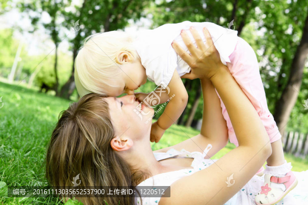 母親帶著女兒在戶外