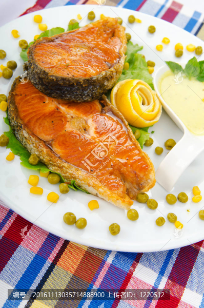 烤鮭魚在盤子里