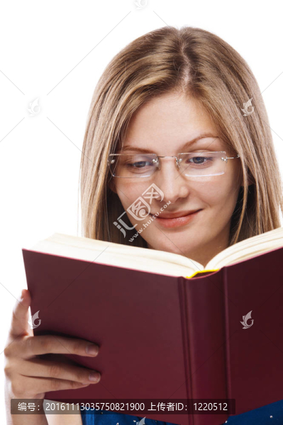 年輕女子眼鏡閱讀書(shū)