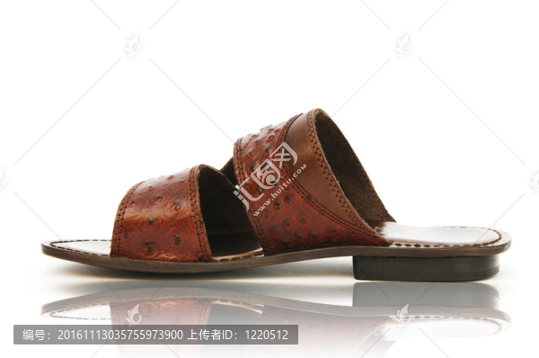白色背景上的夏日鞋