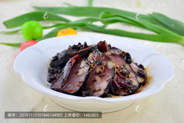 豆椒蒸豬血丸子