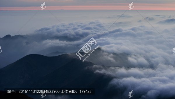 河北省承德霧靈山俯瞰云海