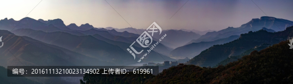 水墨山巒