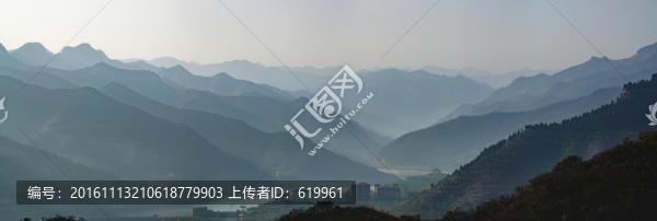 水墨山巒