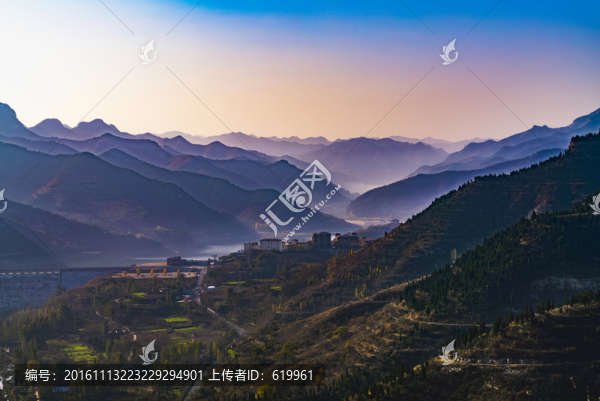 水墨山