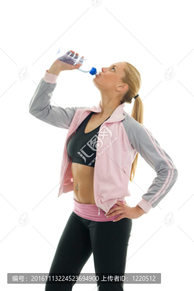 青年女性飲用水