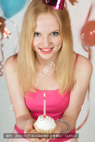 金發(fā)女孩拿著蠟燭蛋糕