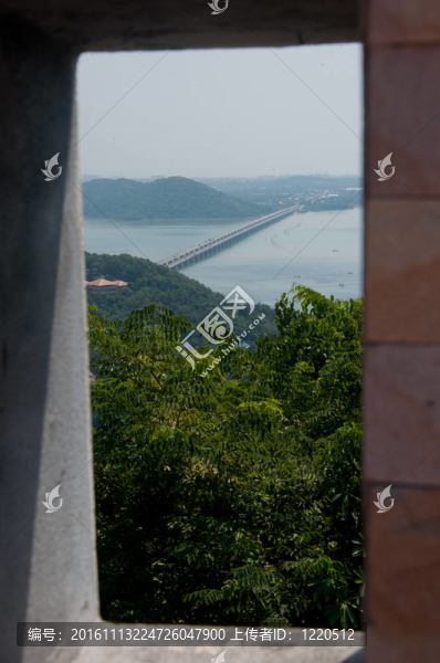 橋在河