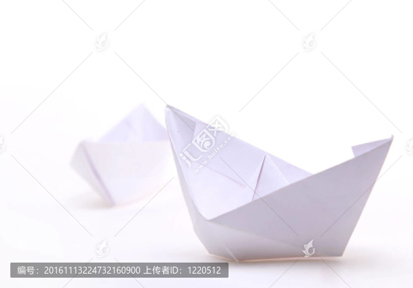白色的三艘紙船