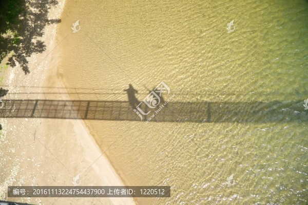 水上情侶的影子
