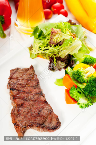 多汁的烤肉烤肋眼；肋眼牛排和蔬菜
