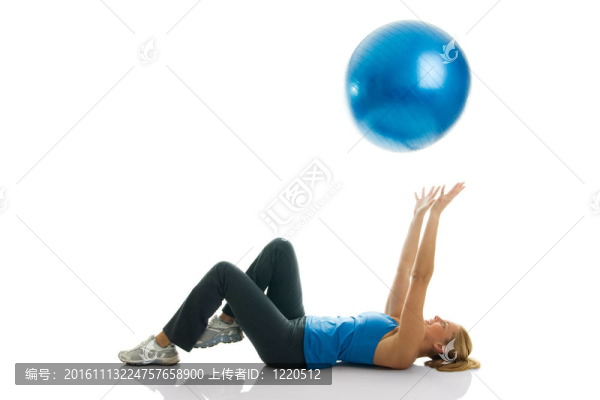 年輕的女人玩健身球