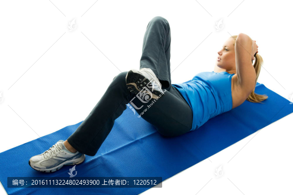 年輕女性對健身墊做仰臥起坐