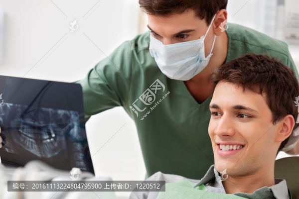 病人看他的牙齒