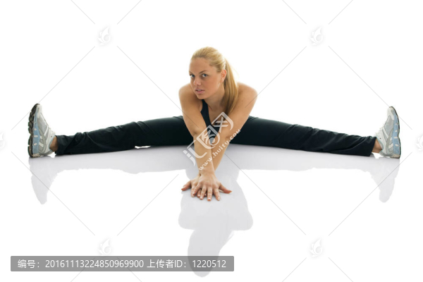 性感的年輕女性進行跨劈開